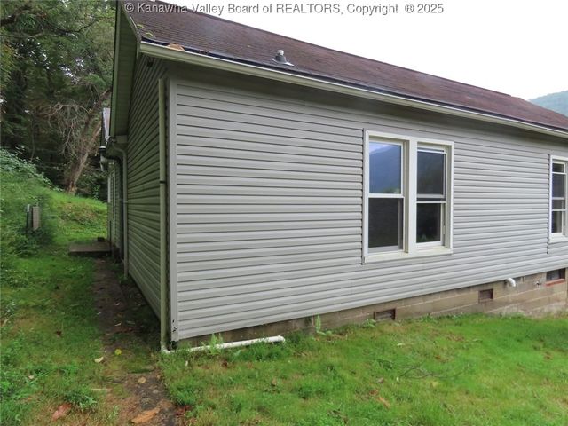 24376 MacCorkle Avenue, Hansford, WV 25103