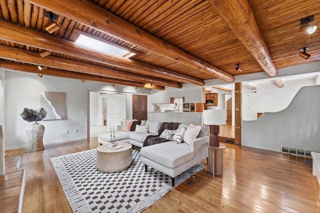 1613 Thornwood Road, West Des Moines, IA 50265
