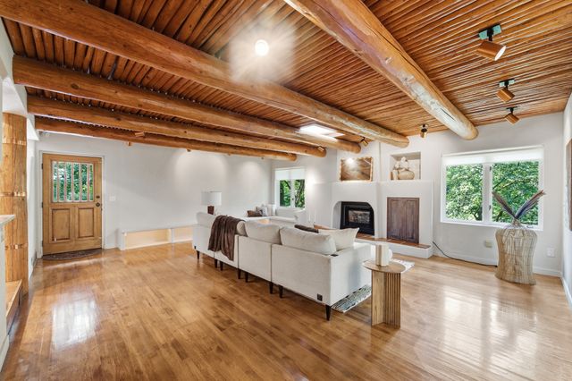 1613 Thornwood Road, West Des Moines, IA 50265