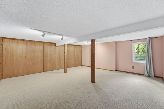 1613 Thornwood Road, West Des Moines, IA 50265