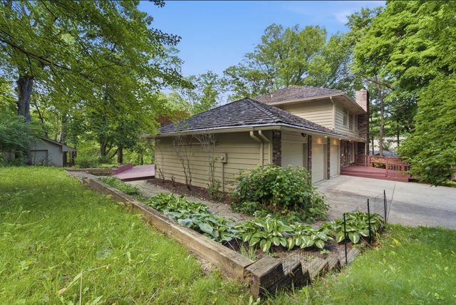 1613 Thornwood Road, West Des Moines, IA 50265