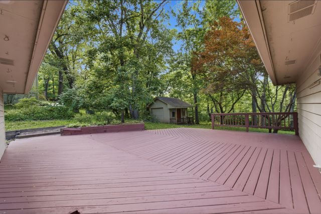 1613 Thornwood Road, West Des Moines, IA 50265