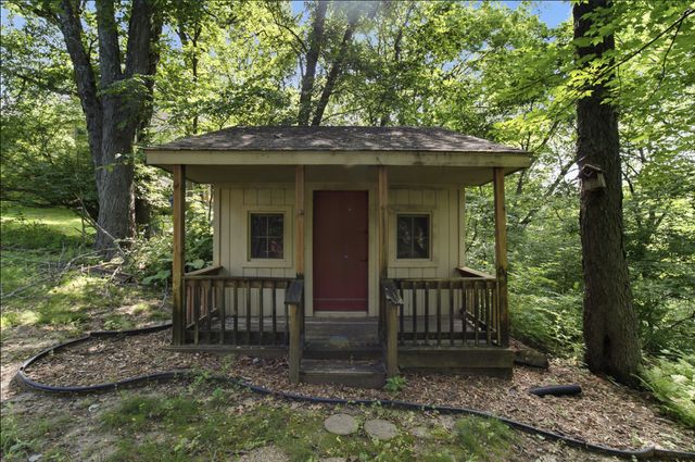 1613 Thornwood Road, West Des Moines, IA 50265