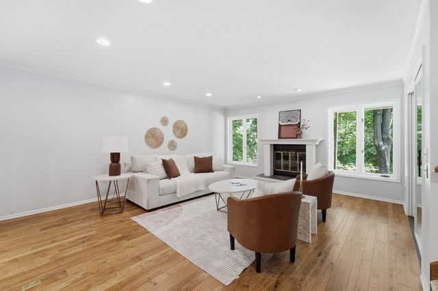 1613 Thornwood Road, West Des Moines, IA 50265