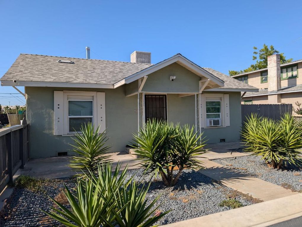 Image 1 of property listing at 545 W University Avenue, Fresno, CA 93705