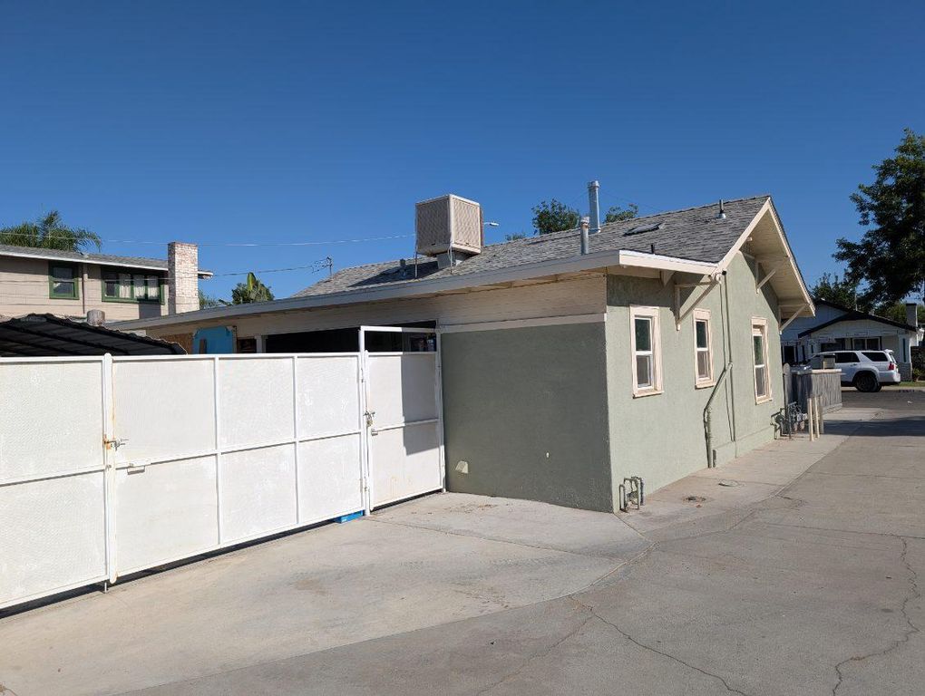 Image 7 of property listing at 545 W University Avenue, Fresno, CA 93705
