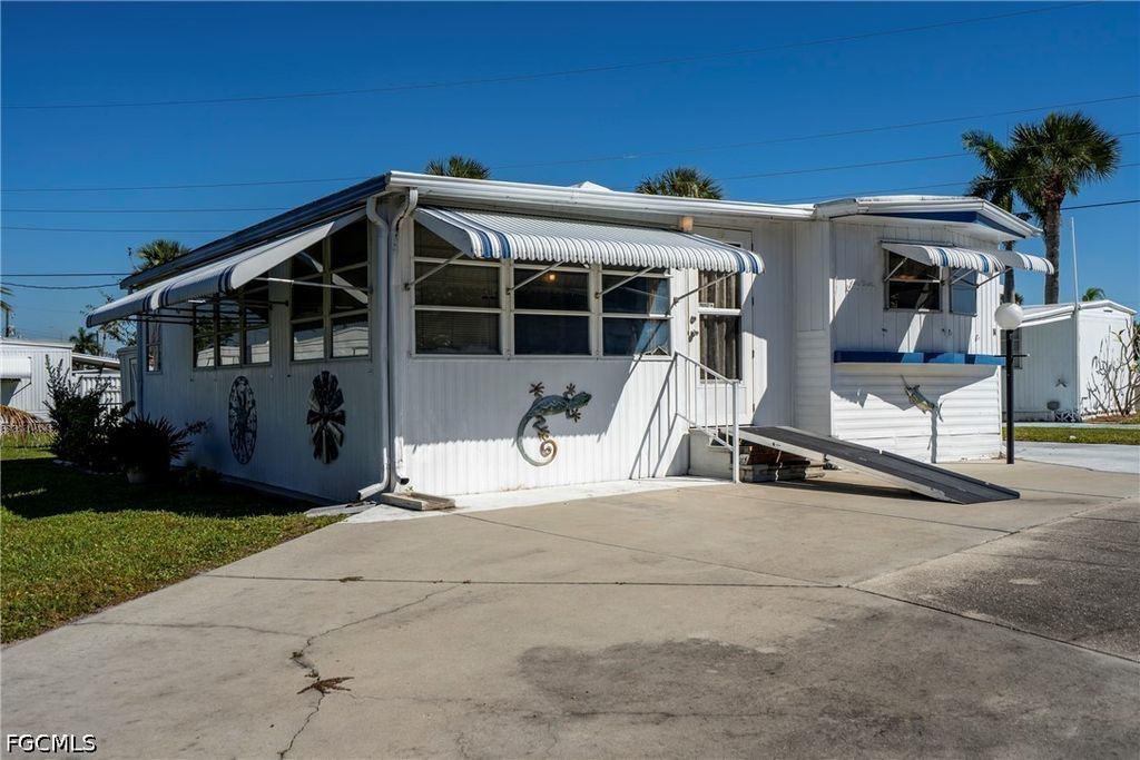 5558 Palm Beach BLVD 14, Fort Myers, FL 33905