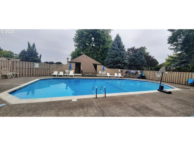 12605 Ne SHAVER St, Portland, OR 97230