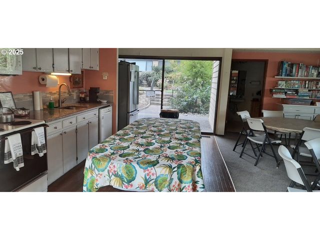 12605 Ne SHAVER St, Portland, OR 97230