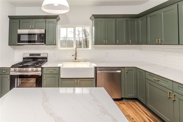 325 Laughlin St, Dawson, PA 15428