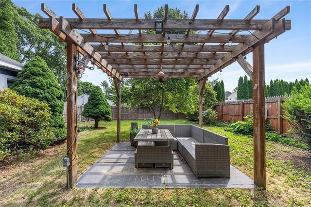 8 Hampden Road, Bristol, RI 02809
