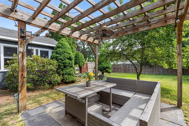 8 Hampden Road, Bristol, RI 02809
