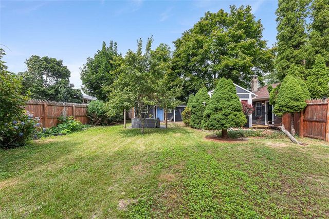 8 Hampden Road, Bristol, RI 02809