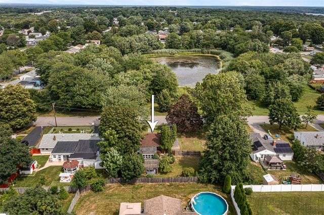 8 Hampden Road, Bristol, RI 02809