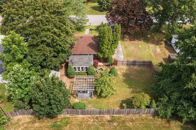8 Hampden Road, Bristol, RI 02809
