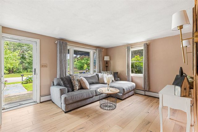 8 Hampden Road, Bristol, RI 02809