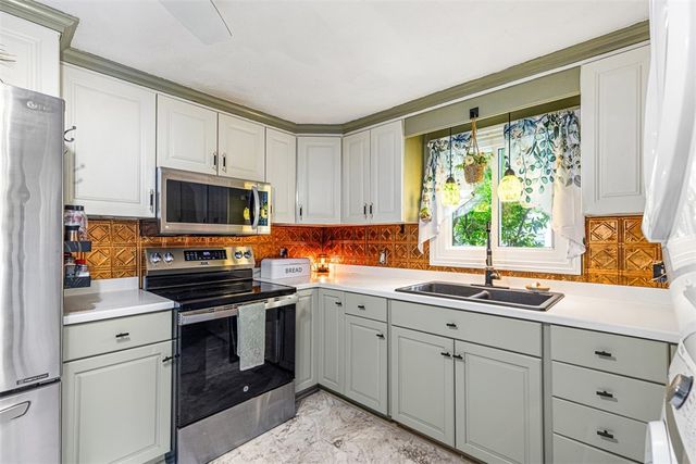 8 Hampden Road, Bristol, RI 02809
