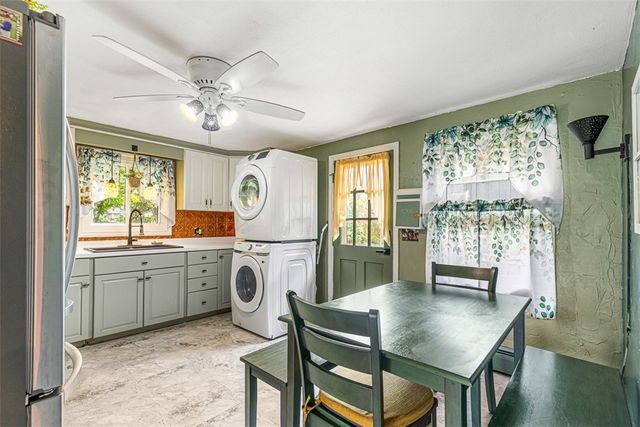 8 Hampden Road, Bristol, RI 02809