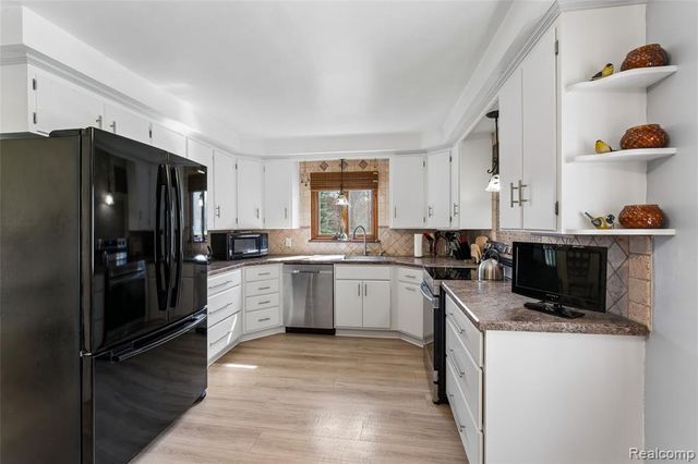 6214 Hugh Street, Burton, MI 48509