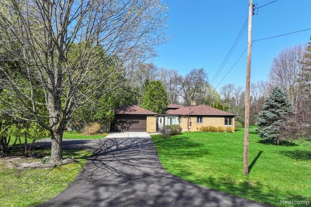 6214 Hugh Street, Burton, MI 48509