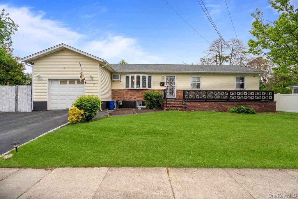 10 Francisco Avenue, Central Islip, NY 11722
