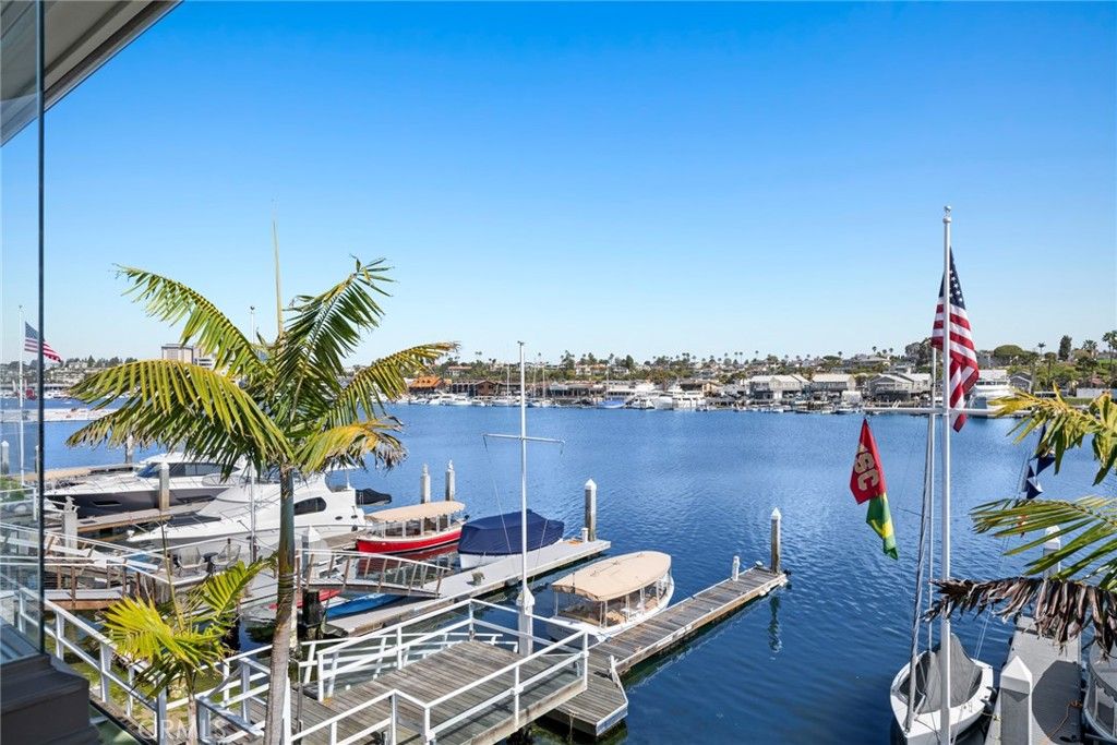 Image 17 of property listing at 118 Via Lido Nord, Newport Beach, CA 92663