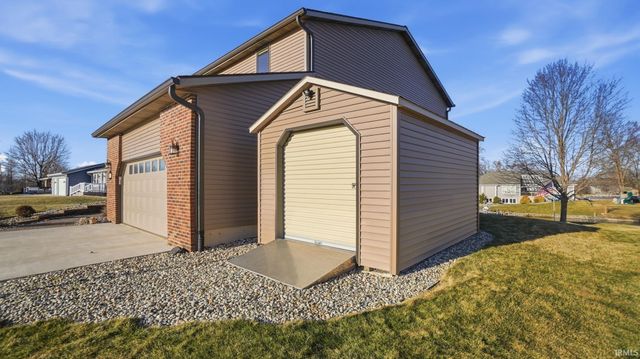 6005 S 030 W, Wolcottville, IN 46795