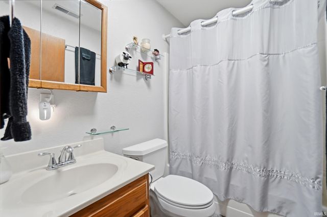 6005 S 030 W, Wolcottville, IN 46795