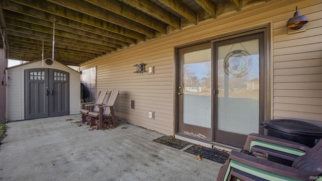 6005 S 030 W, Wolcottville, IN 46795