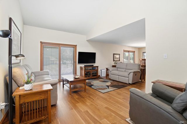 6005 S 030 W, Wolcottville, IN 46795