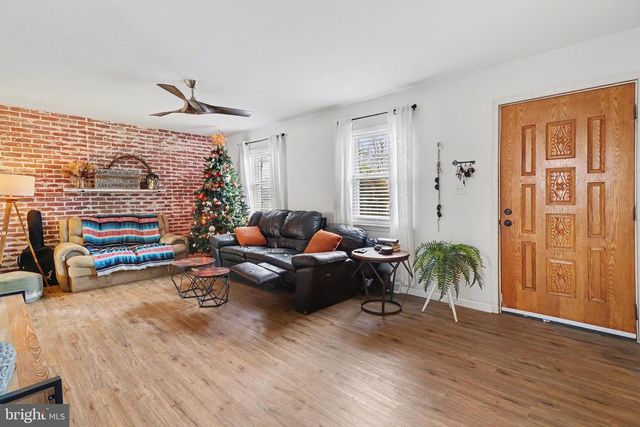 438 LARKSPUR LOOP, Lancaster, PA 17602