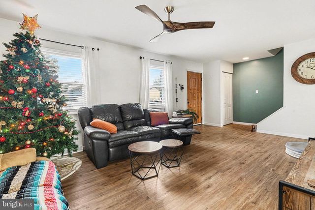 438 LARKSPUR LOOP, Lancaster, PA 17602