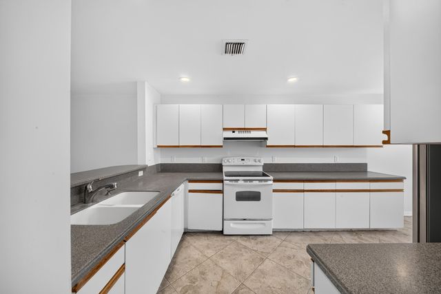 1998 NE 7TH Street 103, Deerfield Beach, FL 33441