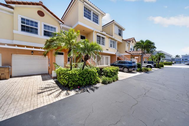 1998 NE 7TH Street 103, Deerfield Beach, FL 33441