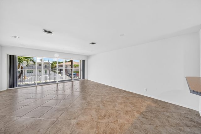 1998 NE 7TH Street 103, Deerfield Beach, FL 33441