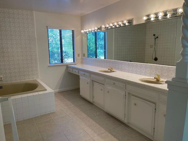 60 Franks Drive, Hollister, CA 95023