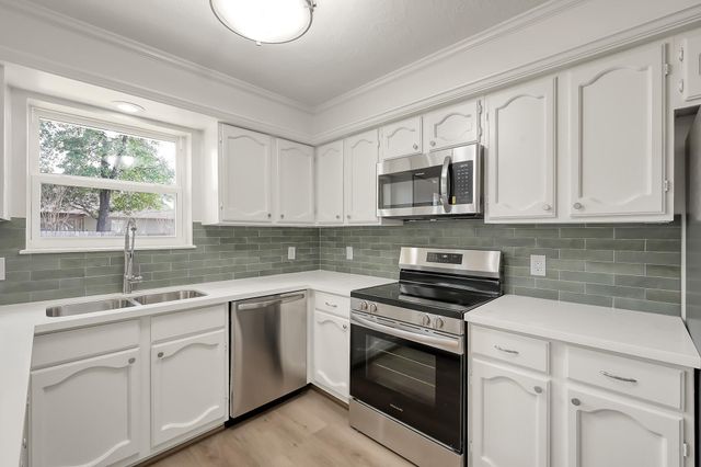 212 Oxford Drive, Conroe, TX 77303