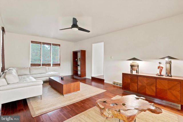 84 SKOURES LN, Newtown, PA 18940