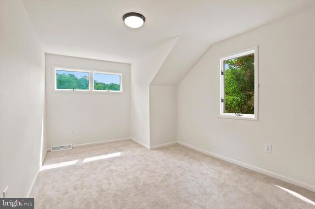 84 SKOURES LN, Newtown, PA 18940