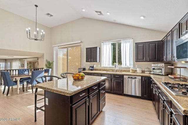 6943 W TETHER Trail, Peoria, AZ 85383