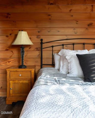 4532 Holly Forest Way, Gatlinburg, TN 37738