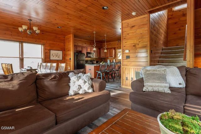 4532 Holly Forest Way, Gatlinburg, TN 37738