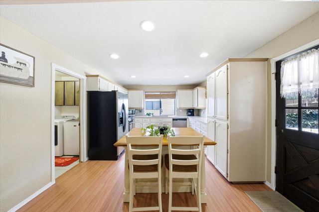 4135 Laurel Dr, West Richland, WA 99353