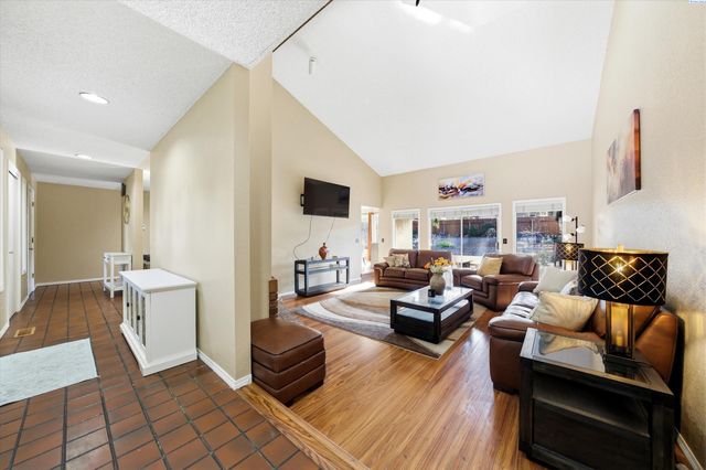 4135 Laurel Dr, West Richland, WA 99353