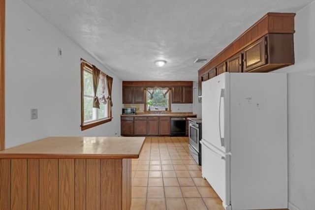 21 N Steele St, Worcester, MA 01607