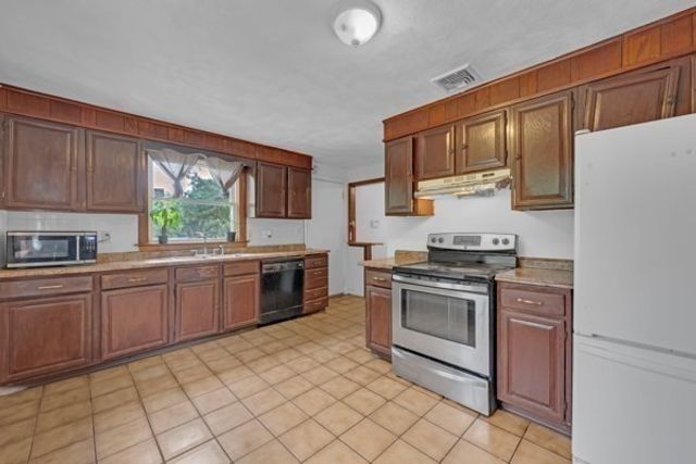 21 N Steele St, Worcester, MA 01607