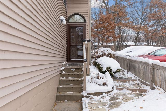 105 South Drive D, Circle Pines, MN 55014