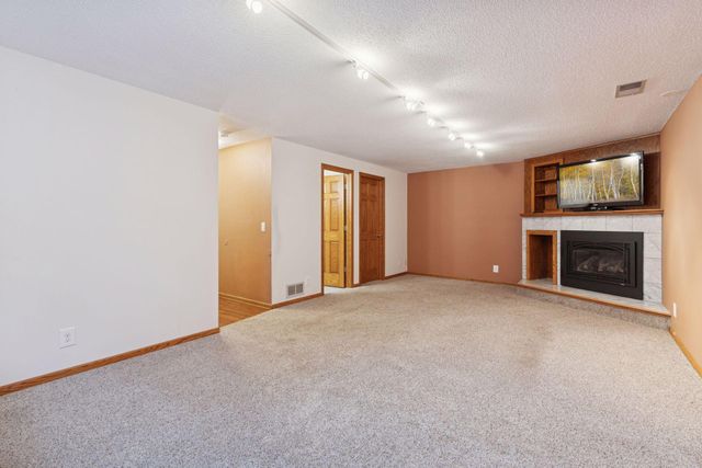 105 South Drive D, Circle Pines, MN 55014