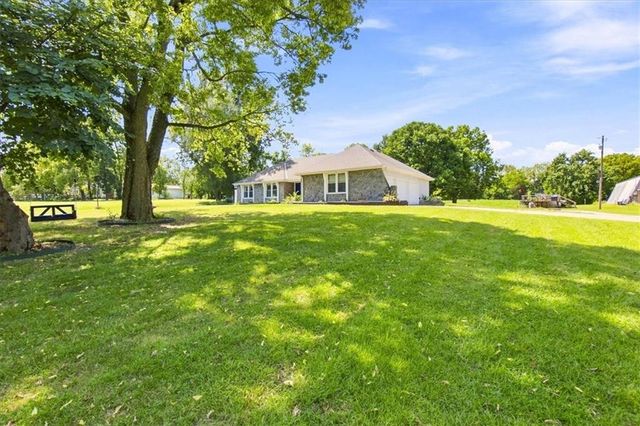 702 2nd Avenue S, Greenwood, MO 64034