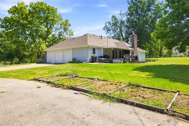702 2nd Avenue S, Greenwood, MO 64034